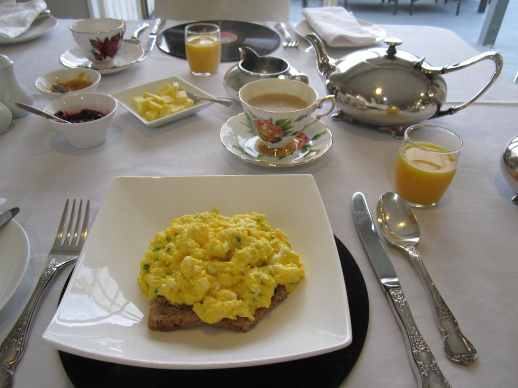 Be My Guest Bed & Breakfast Ню Плимут Екстериор снимка